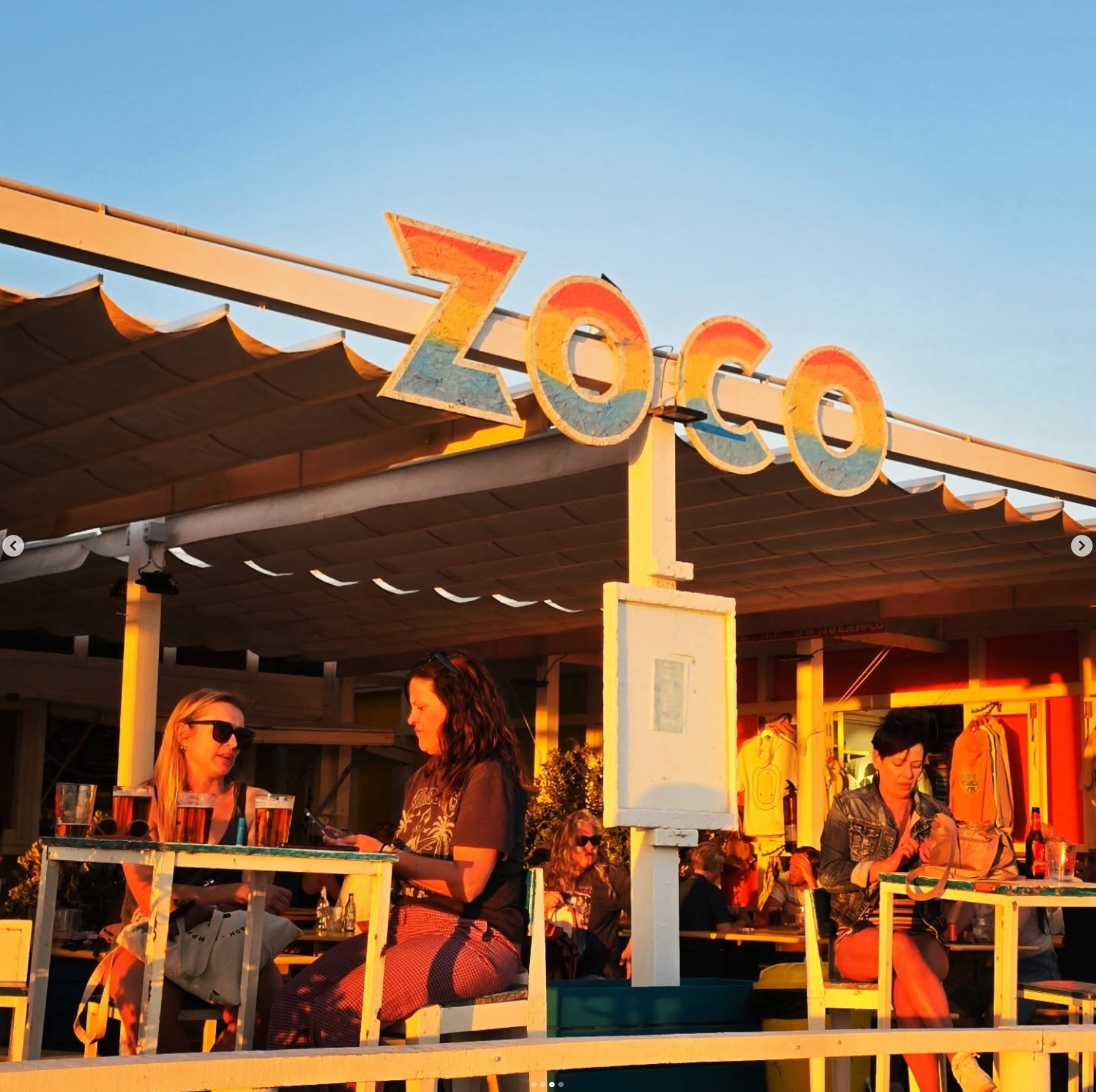 Letrero del Zoco iluminado por el sol de tarde