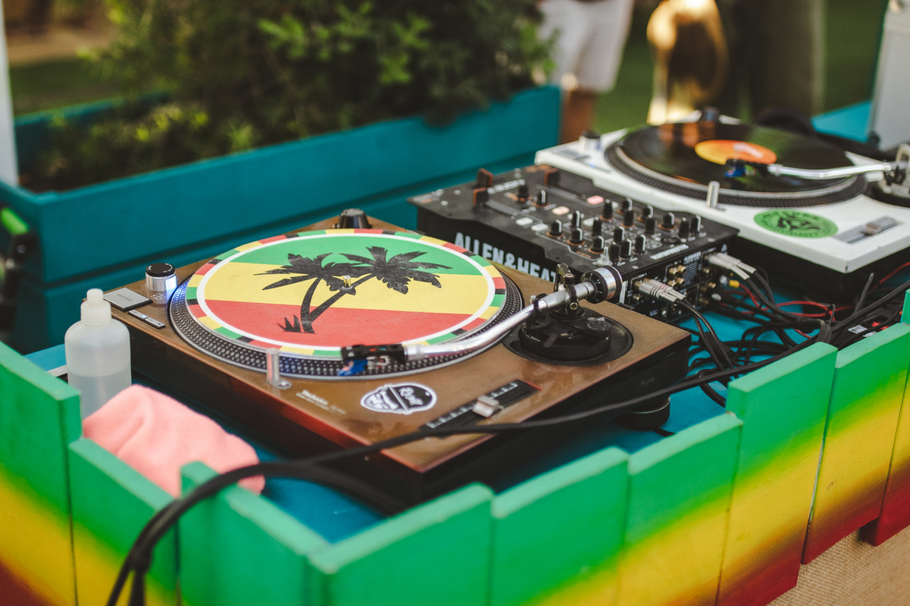 DJ tocando al atardecer