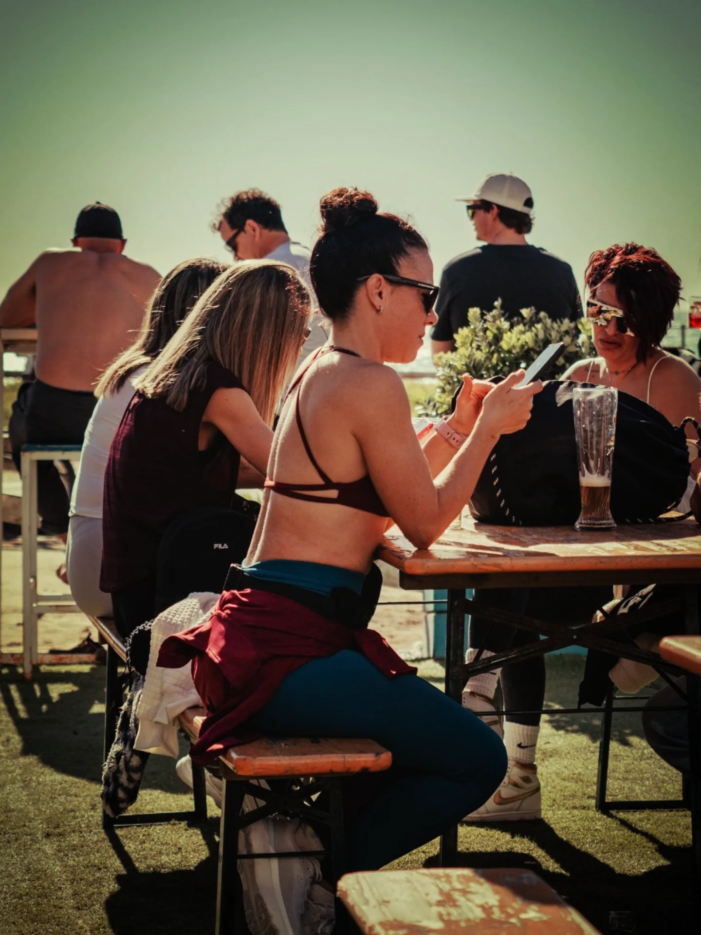 Terraza soleada con familias y amigos